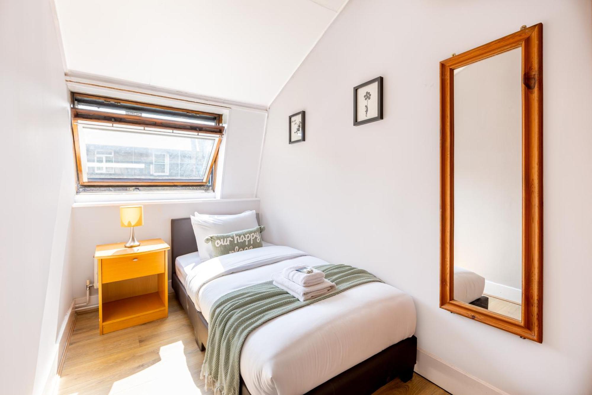 Magnificent 3Br Apt With Balcony ลอนดอน ภายนอก รูปภาพ